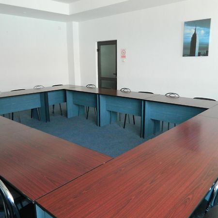 Hotel Iris Tirnaveni ภายนอก รูปภาพ