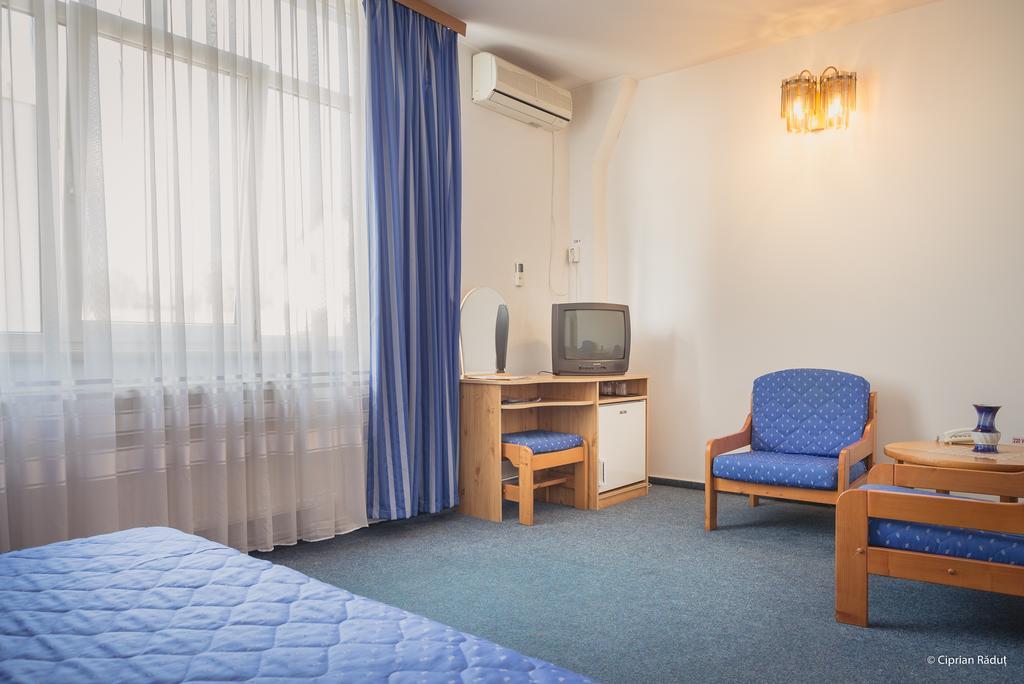 Hotel Iris Tirnaveni ภายนอก รูปภาพ