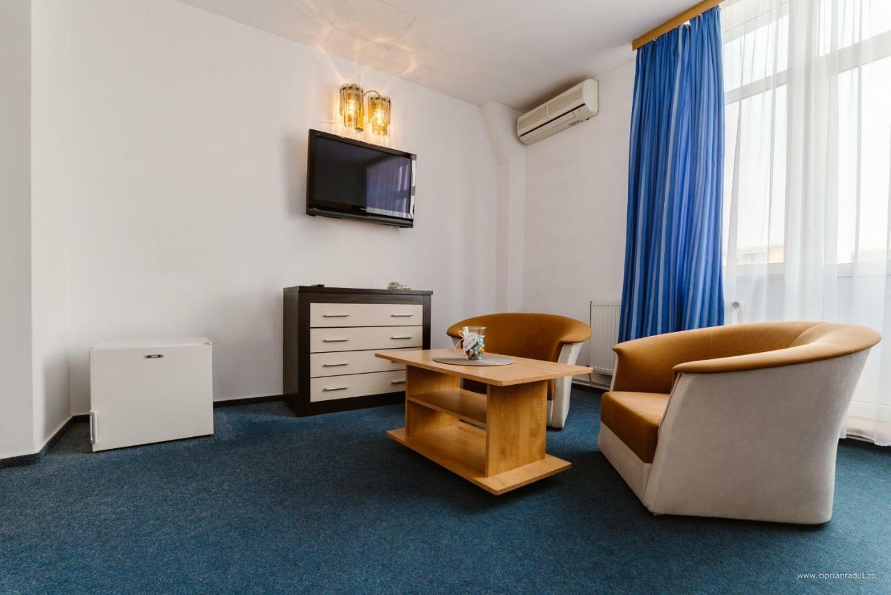 Hotel Iris Tirnaveni ภายนอก รูปภาพ